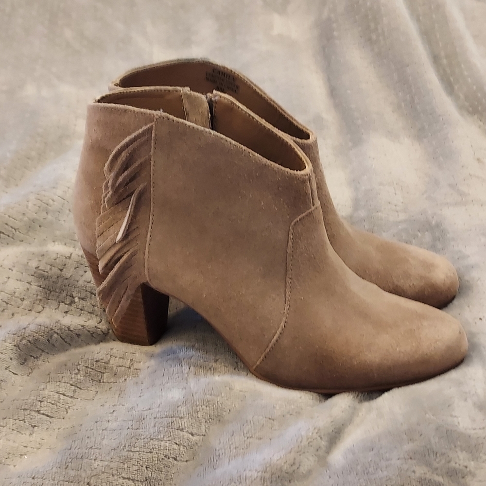 Tahari Camila Booties Suede Tan Beige Fringe Western 8 Boho Festival - Picture 4 of 14